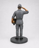 Miniatura em continência ao bombeiro