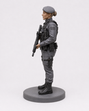 Miniatura Policial Tática Feminina com Fuzil