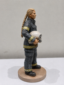 Miniatura Bombeira Feminina com Capacete de Combate