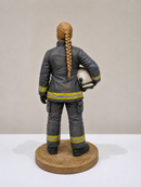 Miniatura Bombeira Feminina com Capacete de Combate