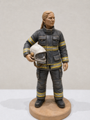 Miniatura Bombeira Feminina com Capacete de Combate